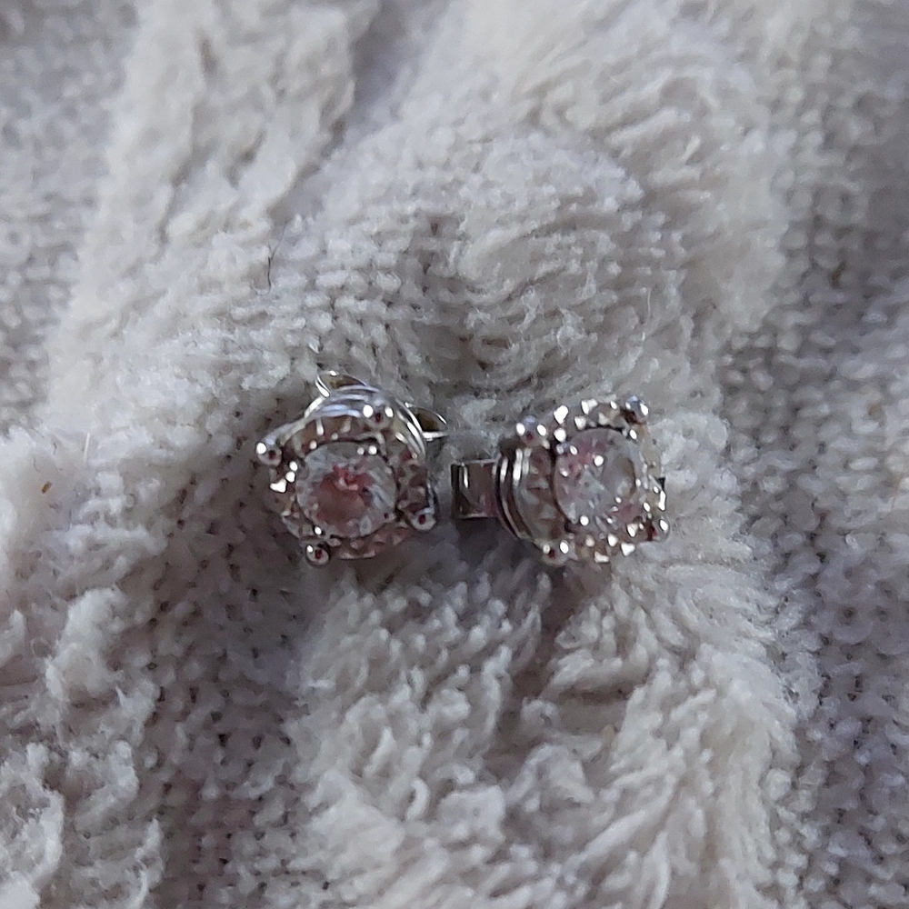 18 K White Gold Diamond Stud Earings